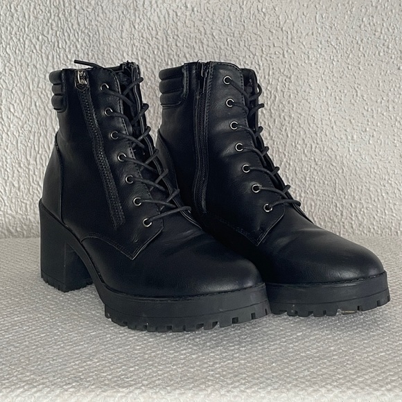 Black lace up combat boots with heel - size 9 - Picture 3 of 5